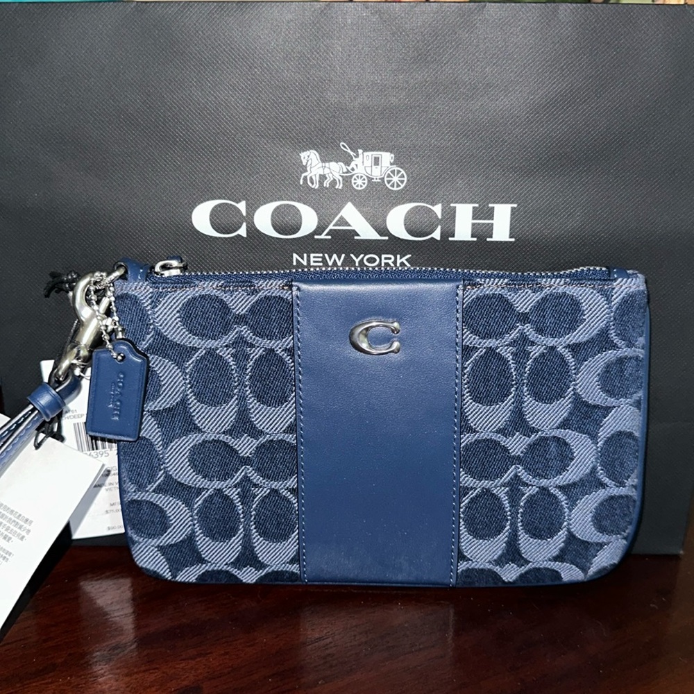 Coach Essential Wristlet in Signature Denim NWT - Picture 2 of 9
